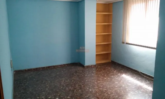 SE ALQUILA ENTREPLANTA ZONA MENENDEZ PIDAL. — 8
