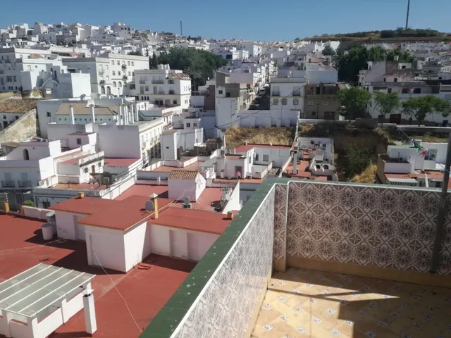 CASA GRANDE EN EL CENTRO DE ARCOS. — 28