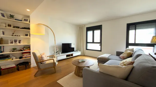 Apartamento de lujo a pasos de la playa con vistas al mar y pisicna comunitaria con  parking y trastero — 10