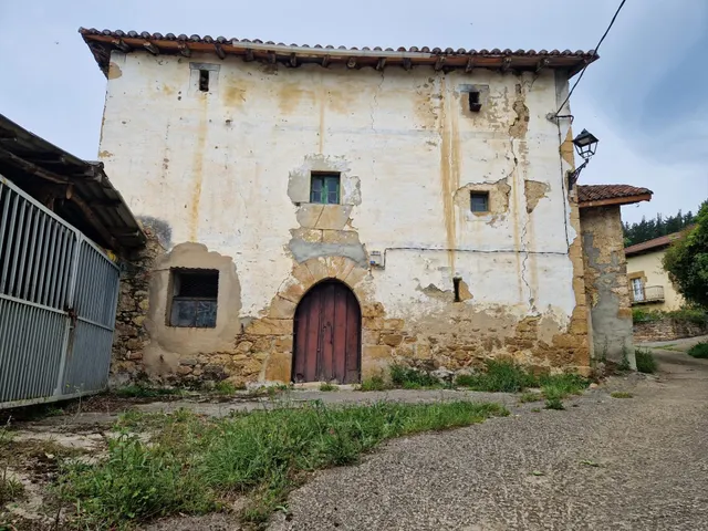 CASA PARA REFORMAR CON TERRENO EN VALLE DE MENA