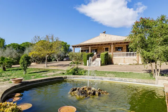 Vive la elegancia rural: Tu oasis de luz a las afueras de Ma