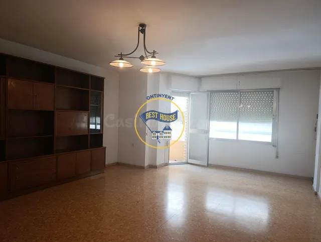 OPORTUNIDAD PRIMER PISO MUY AMPLIO, CON ASCENSOR Y TRASTERO 