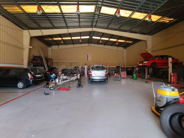 Taller automovil muy bien ubicado en la zona industrial de l - foto 2
