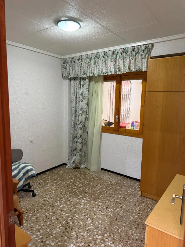 Piso con ascensor, 4 dormitorios, 2 baños, cocina 19 m2 con patio pisable, salon comedor, tres piezas a la calle. — 22