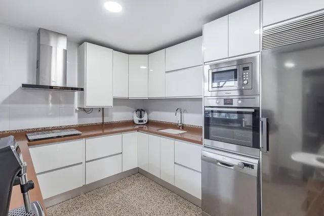 Amplia casa de 182 m2 con patio, gran sótano y a menos de 5 minutos del metro — 7
