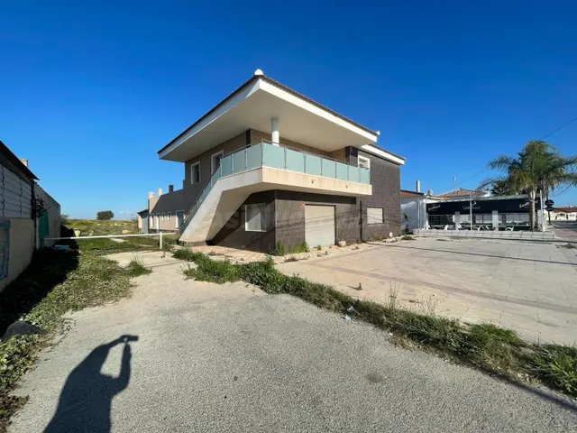 EXCLUSIVO EDIFICIO CON LICENCIA HOTELERA Y VIVIENDA DE LUJO 