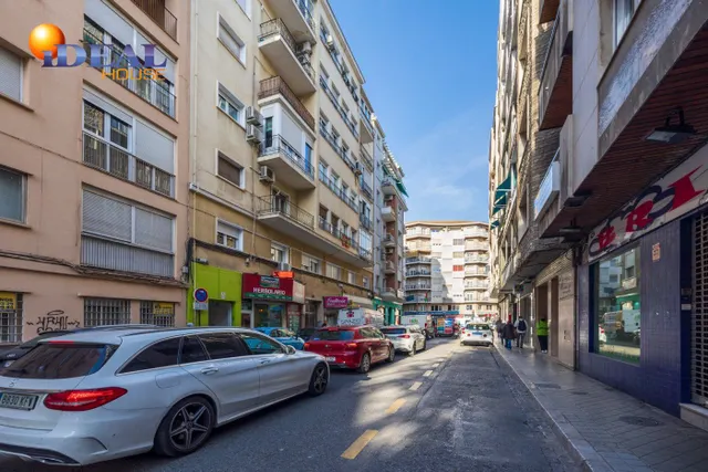 SE VENDE PEQUEÑO LOCAL, BARATO Y MUY CÉNTRICO JUNTO RECOGIDAS, IDEAL INVERSORES — 13