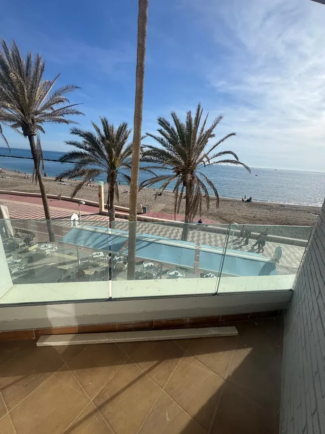 FANTÁSTICO PISO EN PRIMERA LINEA DE PLAYA PARA ALQUILER VACA - foto 4