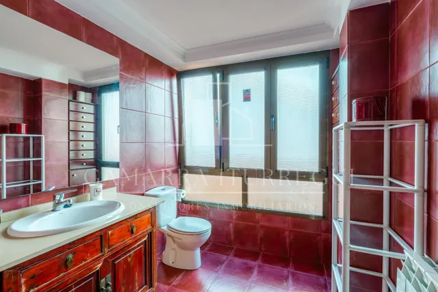 Gamarra Iturregui Consultores Inmobiliarios vende acogedora vivienda listo para entrar a vivir con garaje opcional en pleno Casco Viejo de Bermeo junto al Puerto. — 12