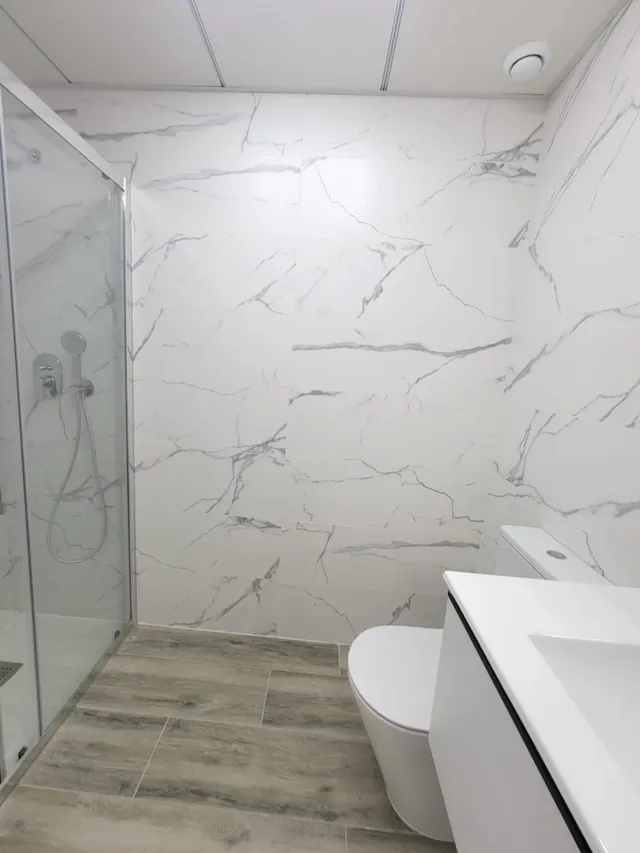 Moderno apartamento muy espacioso, en esquina, 3 dormitorios, 3 baños, parking, piscina, a 5 minutos a pie de la Playa del Cura — 37