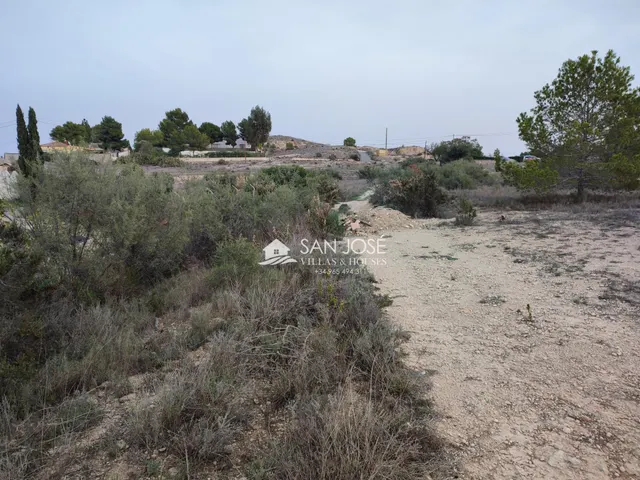 SE VENDE TERRENO EN ASPE. ZONA BIEN COMUNICADA — 8