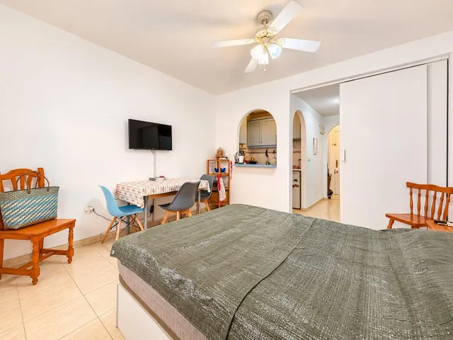 Estudio con zona de dormitorio extra y piscina — 18
