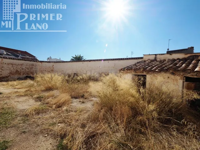 Se vende solar de 261 m2 con 5 de fachada en zona centro de 