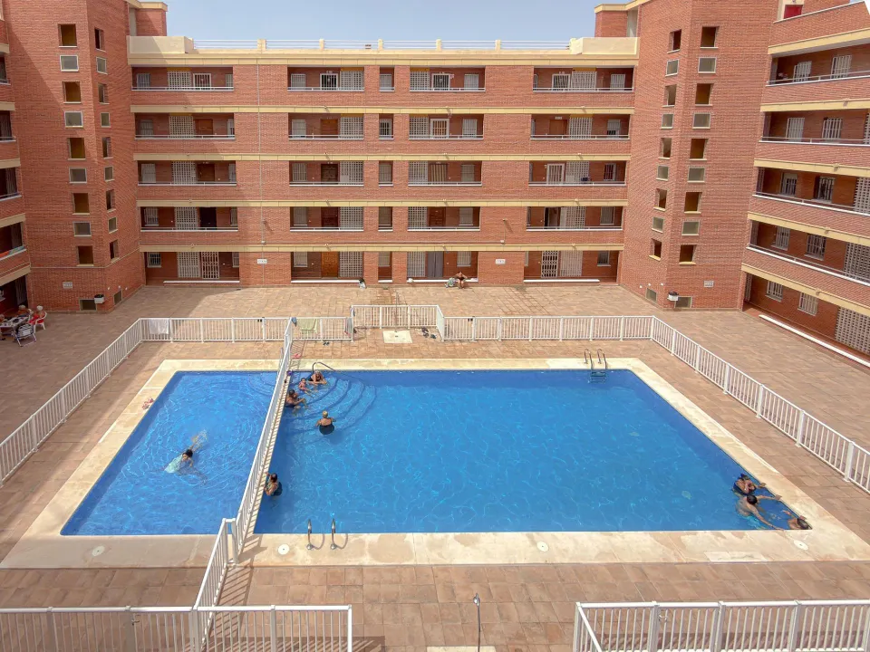 Amplio apartamento completamente reformado + Gran terraza y Piscina comunitaria (160 mts playa)