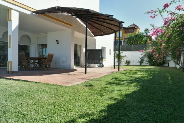 Impresionante chalet con piscina y en zona con campo de golf — 3