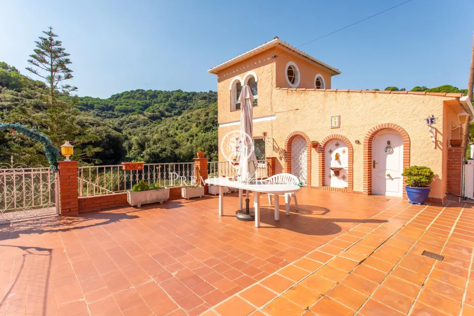 Casa independiente con piscina interior y jardín en venta en Calella