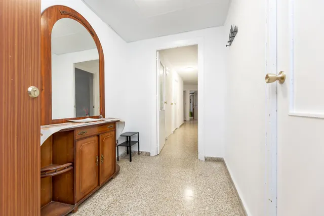 Venta de piso de 4 dormitorios y 2 baños en Granada (Zona Centro) — 3