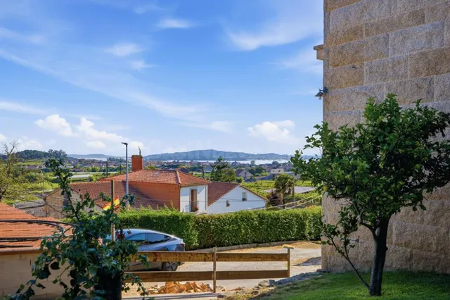 UNA JOYA EN PIEDRA GALLEGA EN EL CORAZÓN DE LAS RÍAS BAIXAS. 407 m2 construidos | Parcela: 1.626 m2 | Dormitorios: 4 | Baños: 3 — 55