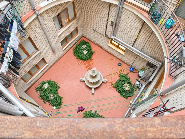 Luminoso piso con dos terrazas para reformar en Andrés Mellado, en excelente finca con portero y ascensor — 11