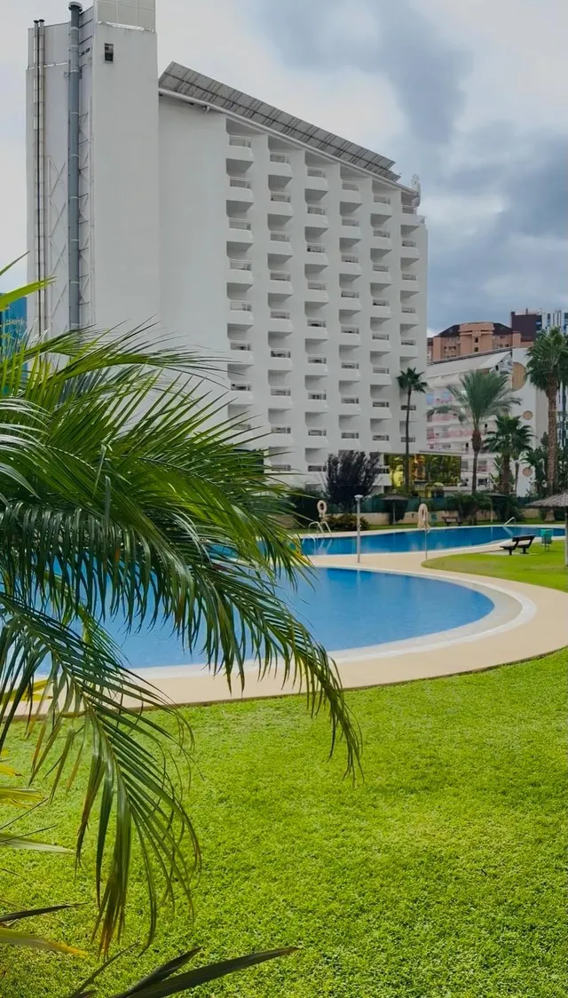 Apartamento en Benidorm con vistas panorámicas, gran terraza acristalada y urbanización con piscinas — 15
