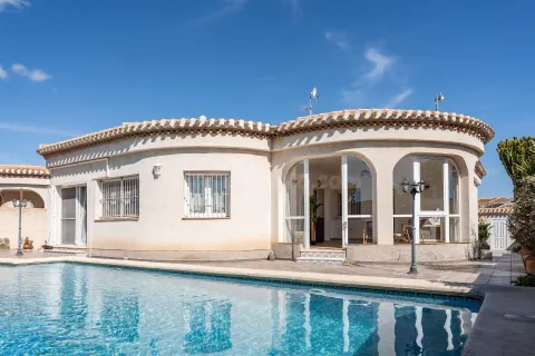 Maravillosa villa de una sola planta (aprox. 161 m2) con gran piscina privada. Cerca de colegios, del La Zenia Boulevard, ¡y a tan solo 15 minutos a pie de Playa Flamenca!
