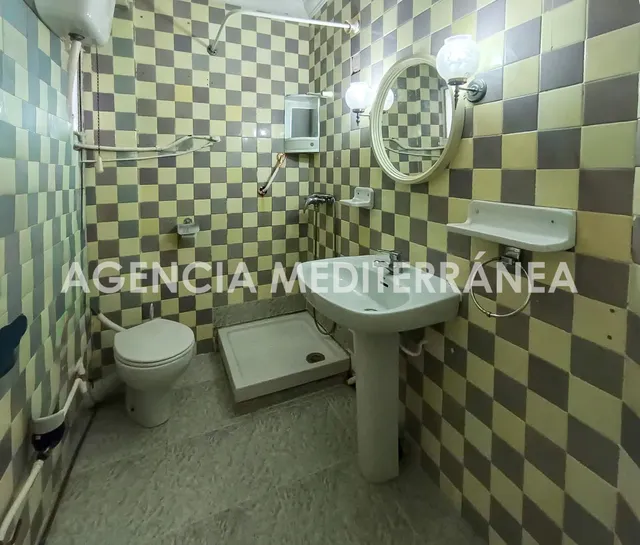 ¡Gran oportunidad de inversión en En Corts! Piso exterior con balcón y muchas posibilidades — 18