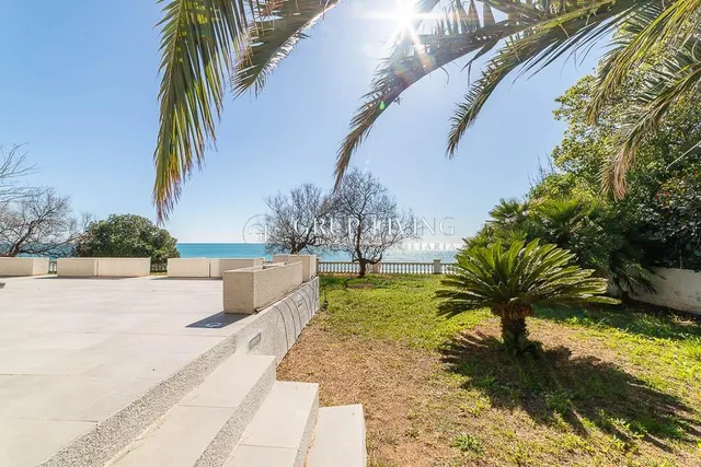 CASA EN PRIMERA LINEA DE MAR — 44