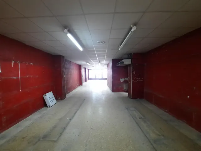 LOCAL COMERCIAL CON ACCESO DESDE DOS CALLES — 4