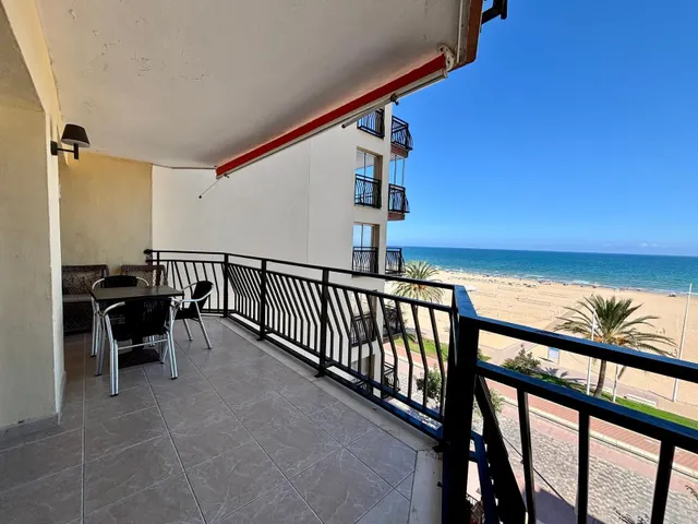 Apartamento en primera línea de playa de Gandia en residencial con piscina comunitaria, garaje y trastero. — 16