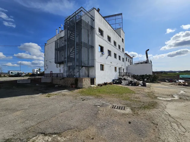 EDIFICIO CON POSIBLE LICENCIA DE RESTAURACIÓN Y USO TURÍSTIC - foto 4