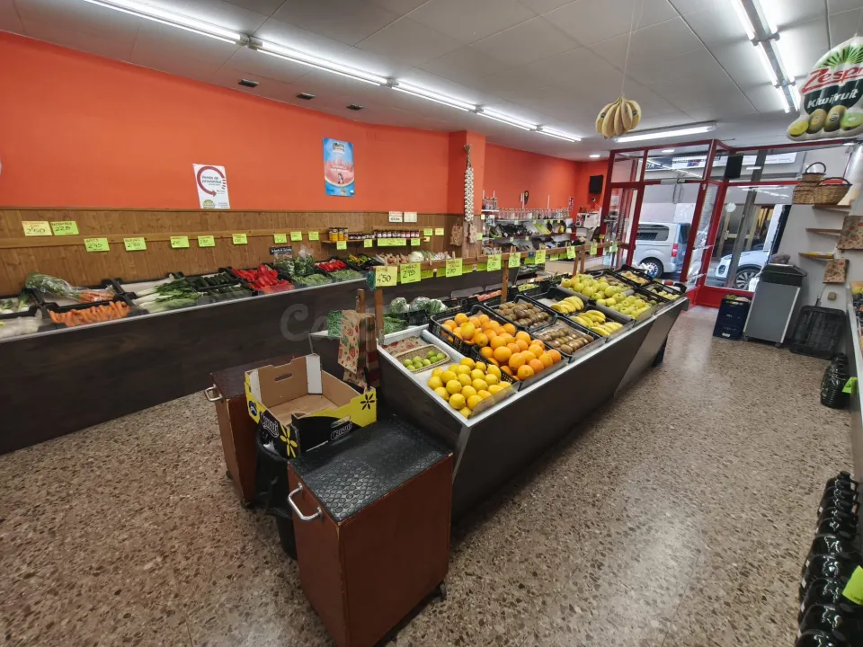 Local comercial, actualmente frutería