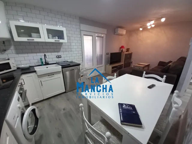 INMOBILIARIA LA MANCHA VENDE CASA BAJA CON TERRAZA Y PISCINA EN MADRIGUERAS ( ALBACETE ). — 27