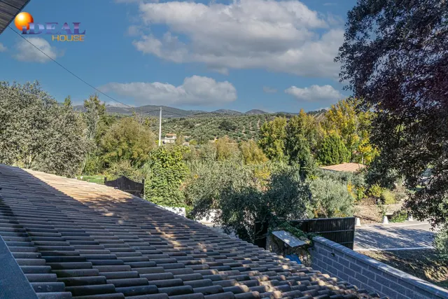 ESPECTACULAR CASA CON TERRENO EN LA SIERRA SUR — 48