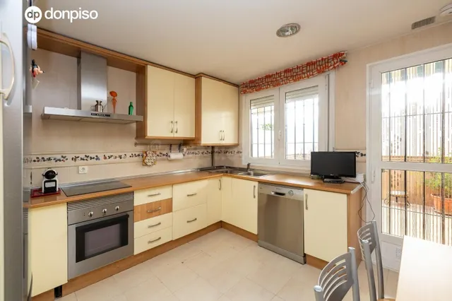 ESPECTACULAR VIVIENDA ADOSADA DE 4 DORMITORIOS CON SÓTANO, TERRAZAS Y PATIO EN GRANADA — 5