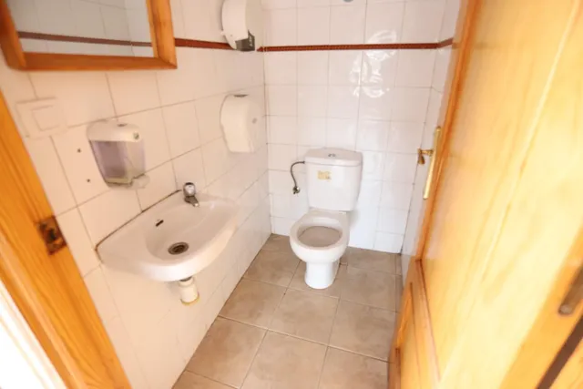 SE VENDE LOCAL COMERCIAL DE 43 m2 INSONORIZADO Y CON SALIDA  - foto 4