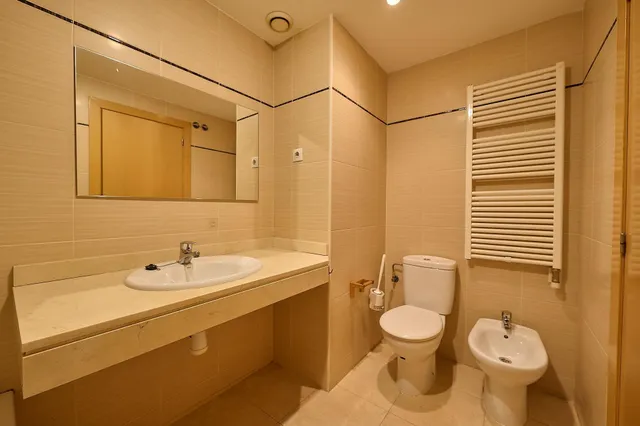 PISO DE 3 HAB CON BALCÓN, PK, Trastero y Piscina Comunitaria — 38