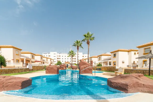 Planta baja con amplio jardín en Orihuela Costa — 2