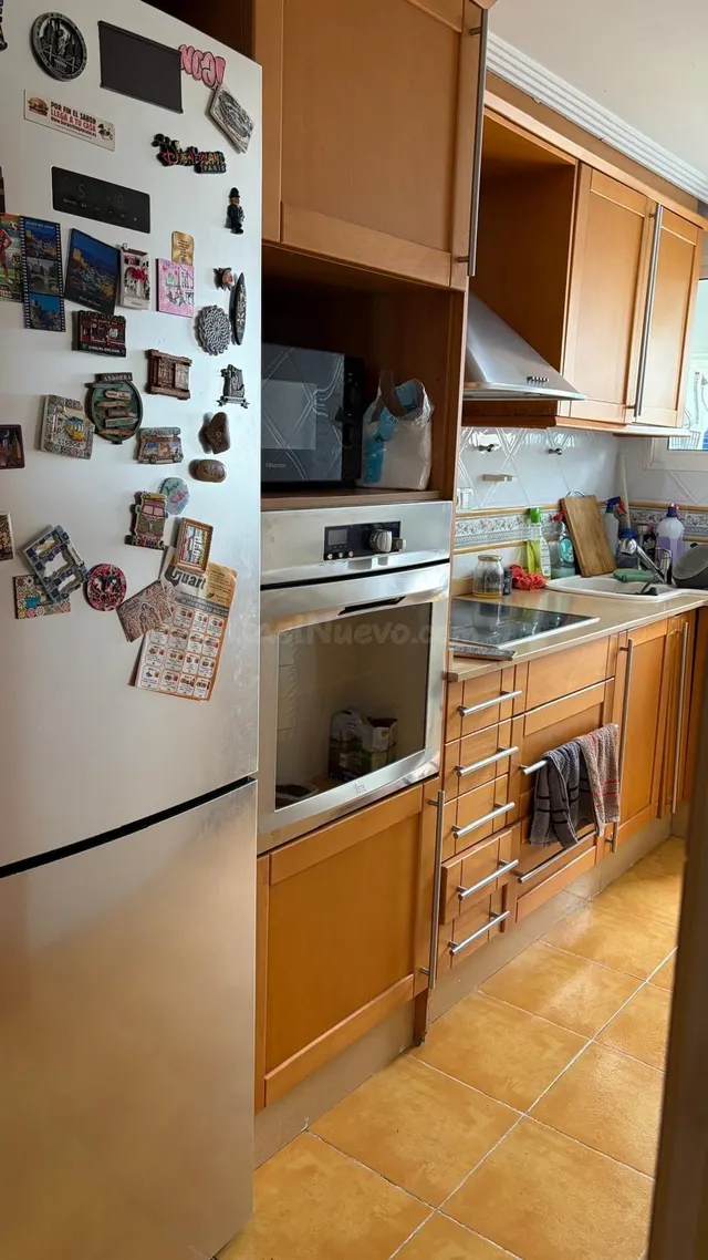Se vende piso de 2 habitaciones con balcón y ascensor - foto 2