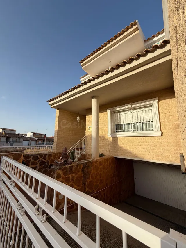 Dúplex familiar con 20 placas solares — 2
