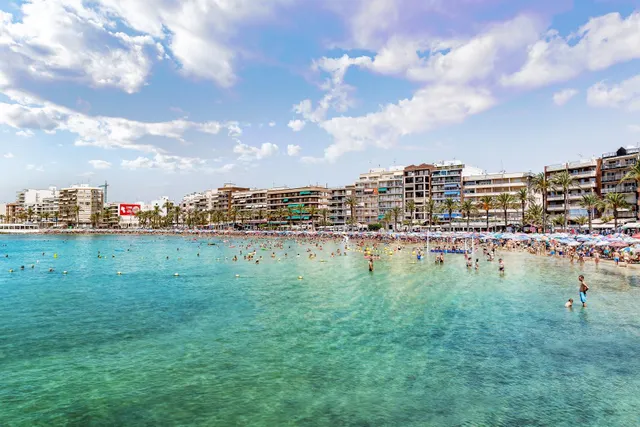 Planta baja de dos dormitorios, totalmente reformada y con piscina comunitaria — 33
