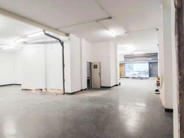 Amplio Local Comercial en Sant Antoni, Barcelona - Oportunidad de venta Única — 8