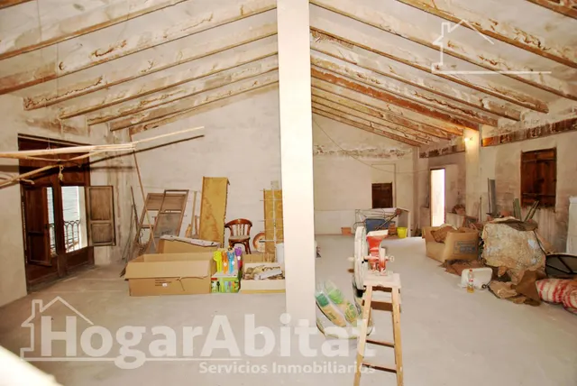 Amplia casa esquinera con terraza y trastero en el centro — 43