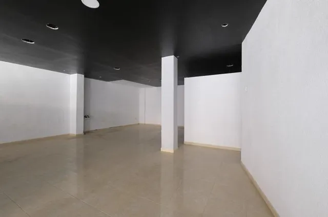 local comercial en avenida principal — 26
