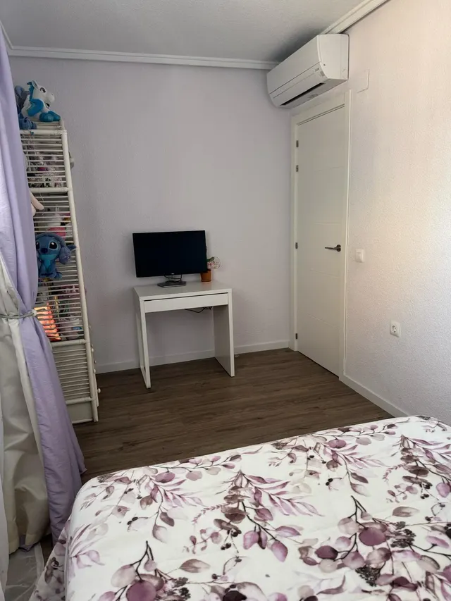 Ático orientado al sur con vistas al mar y amplia terraza en el centro de Torrevieja — 26