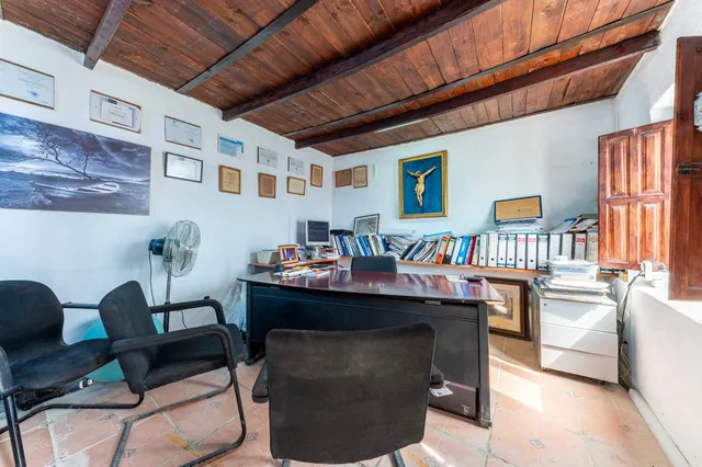 "Carácter rústico junto al mar, tu chalet para reinventar." — 30