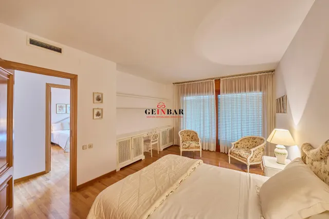 ESPETACULAR CASA EN ZONA EXCLUSIVA Y TRANQUILA CON JARDÍN — 29