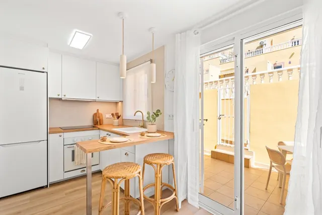 Encantadora vivienda reformada con terrazas, patio privado y piscina comunitaria — 45
