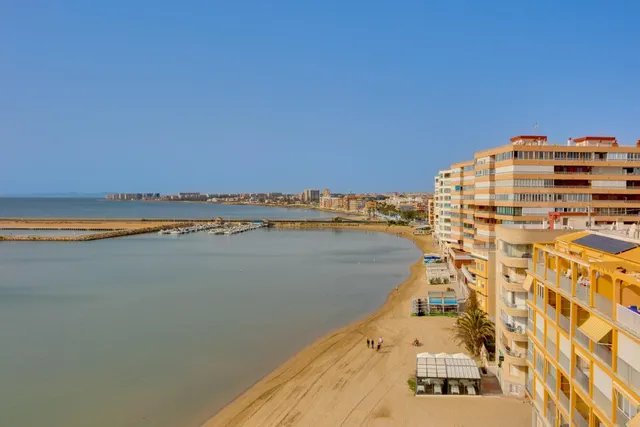 Apartamento reformado de 3 dormitorios y 2 baños a escasos 75 metros de la playa del acequión — 37