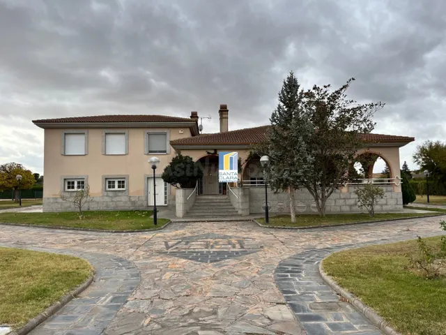 CHALET EN VENTA CON 5 DORMITORIOS, PISCINA, CANCHA DE TENIS 