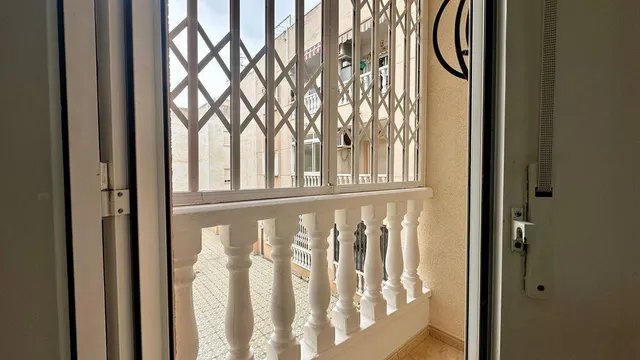 Apartamento luminoso 2 hab 1 baño en zona residencial Torrevieja — 2
